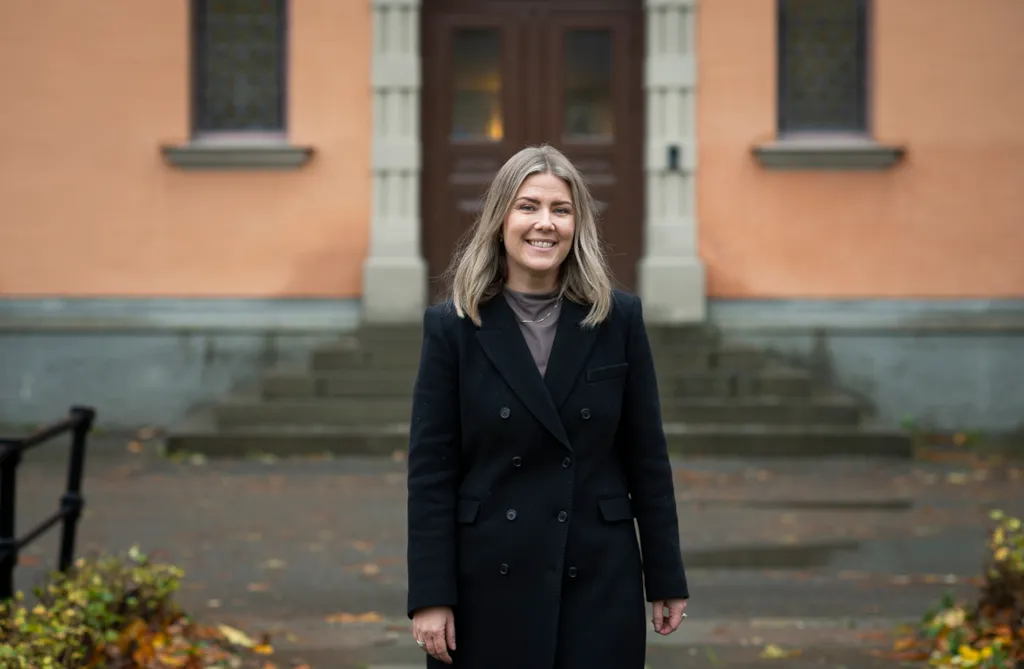 Portrett av Helene utenfor rådhuset i Trondheim.