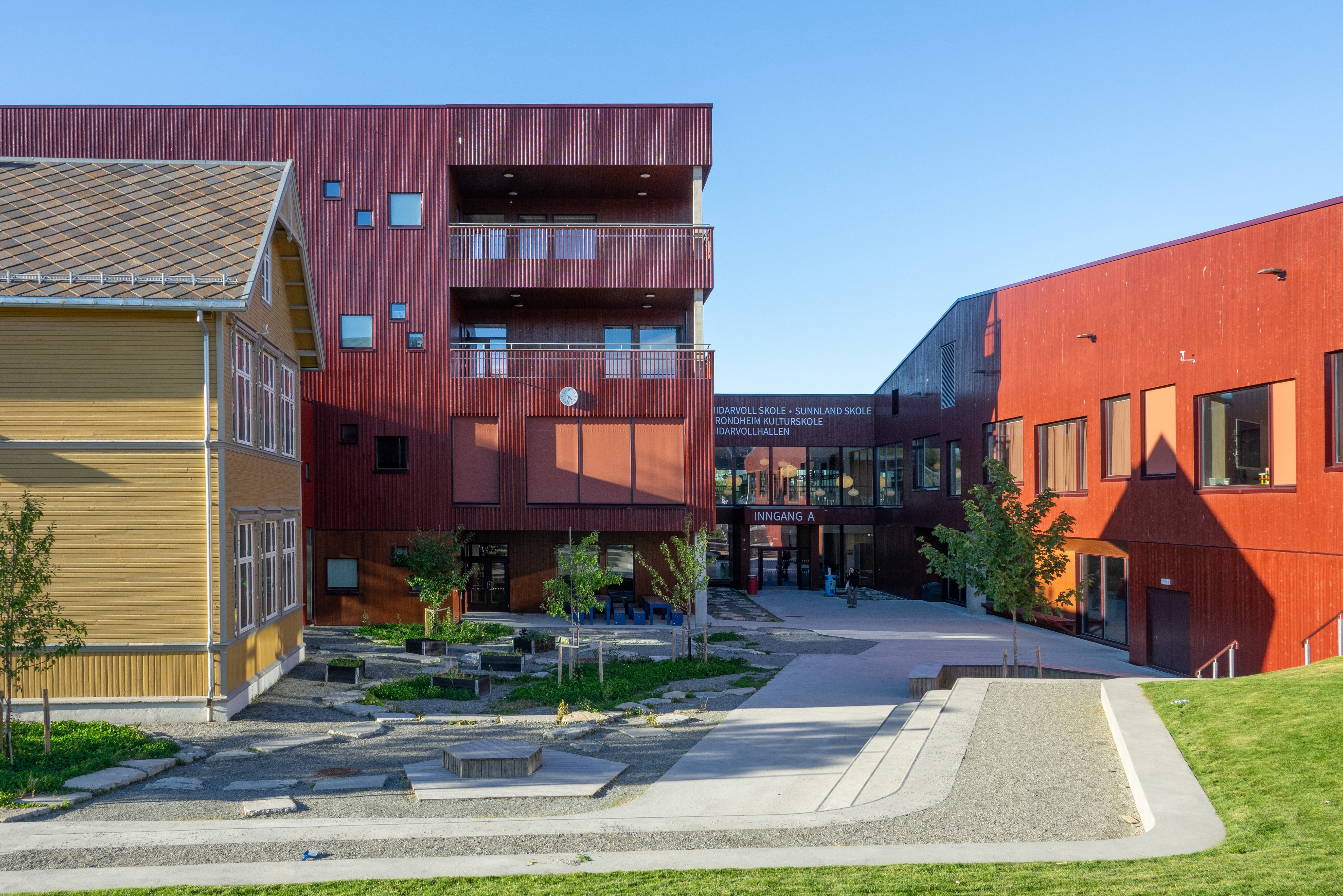 Kveldsbilde av Sluppenveien 23, sett fra gateplan. Foto: Interi&oslash;rfoto AS.