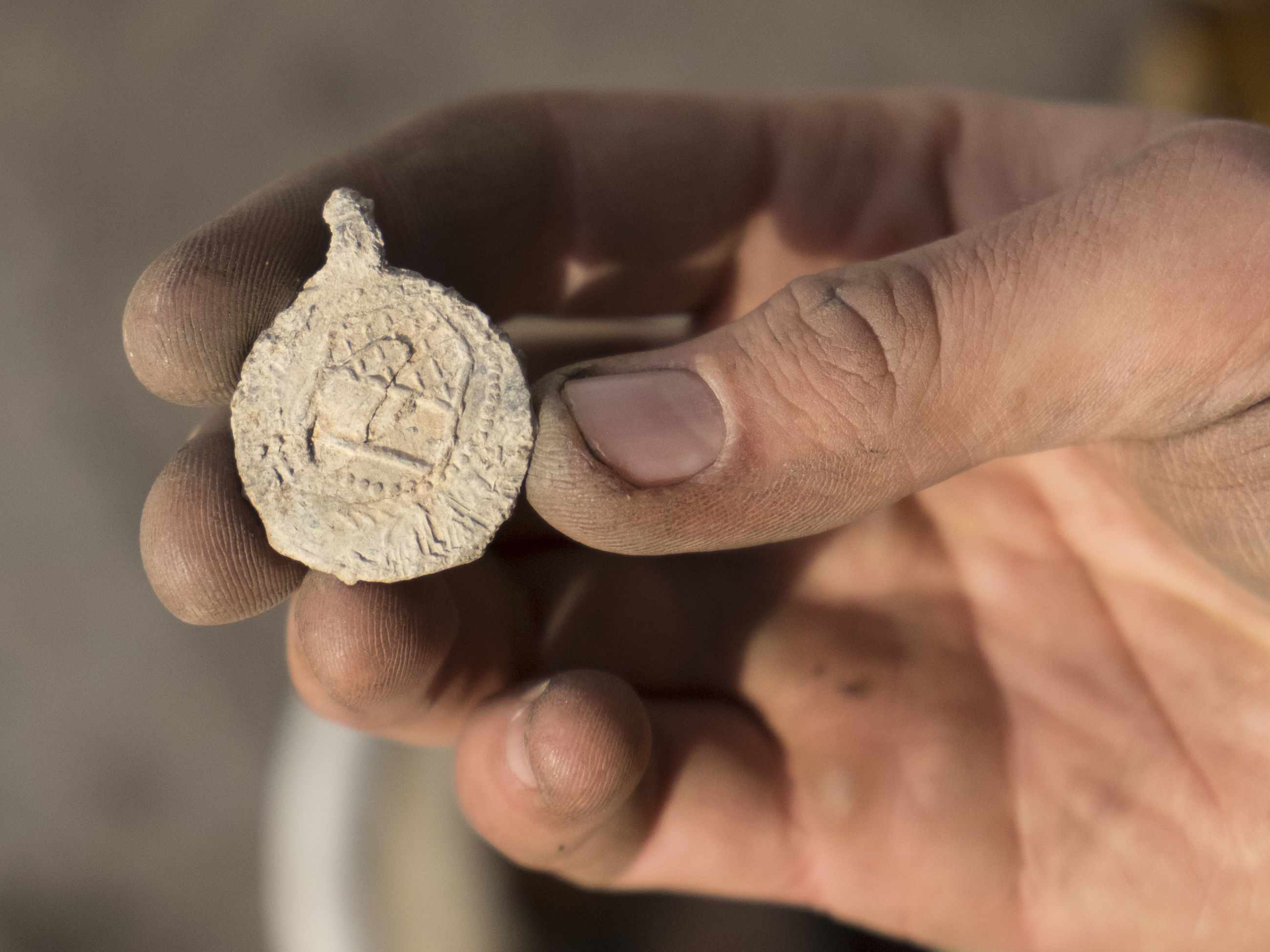 H&aring;nd som holder mynt/segl