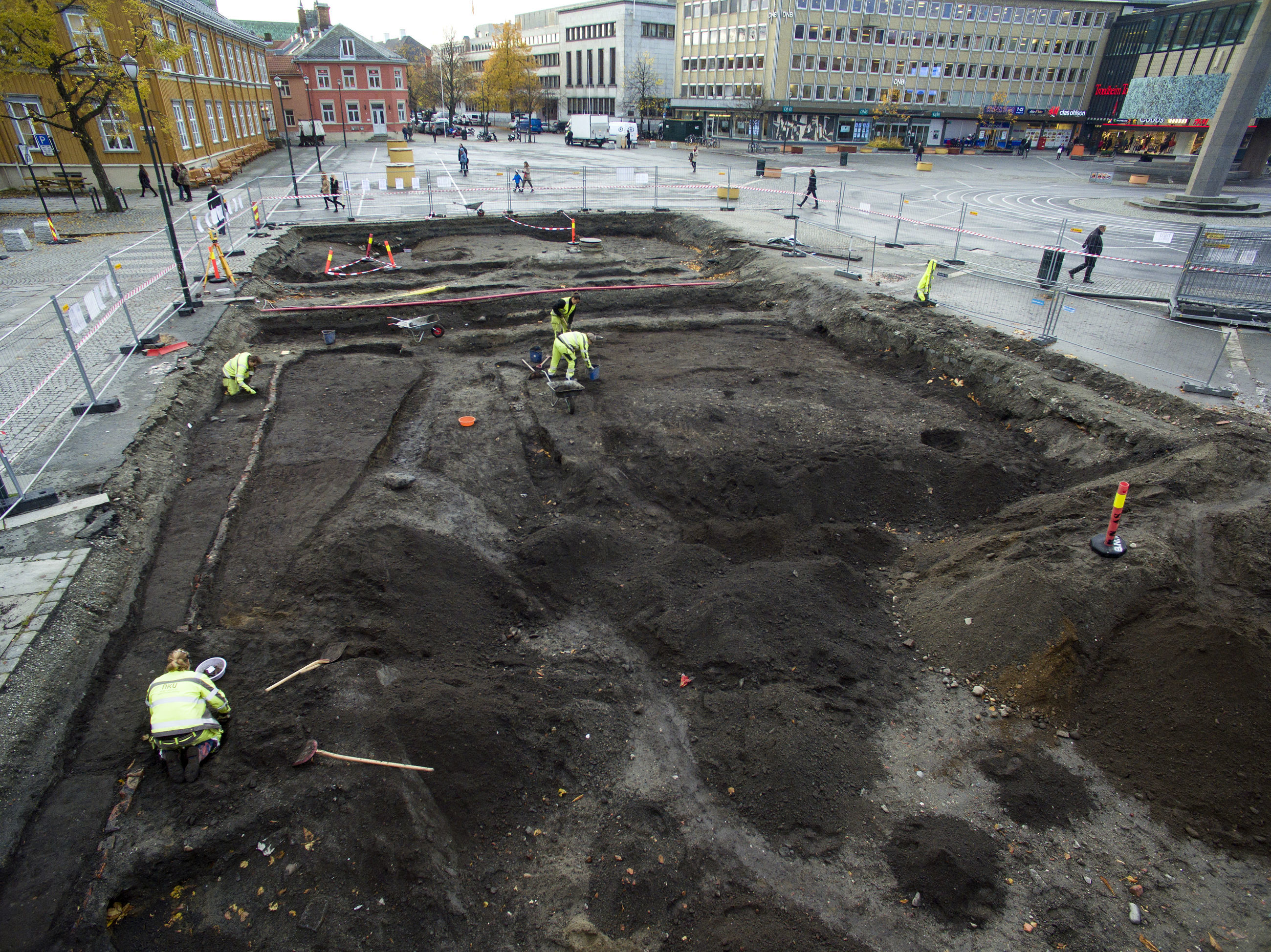 Gravehull p&aring; torvet