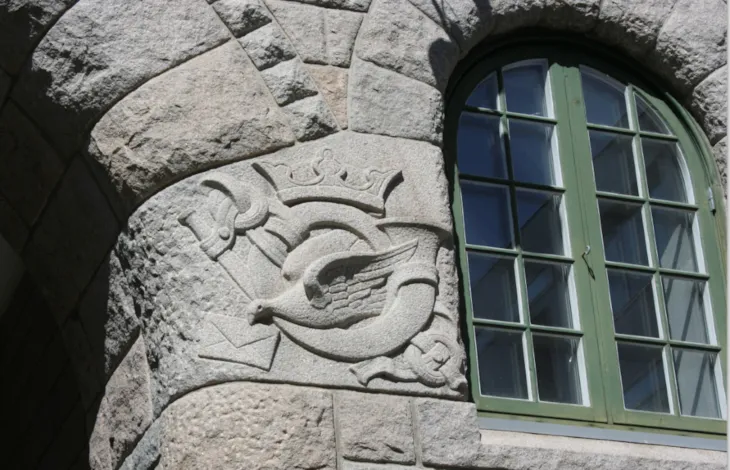 detalj med brevdue fra fasaden p&aring; posthuset