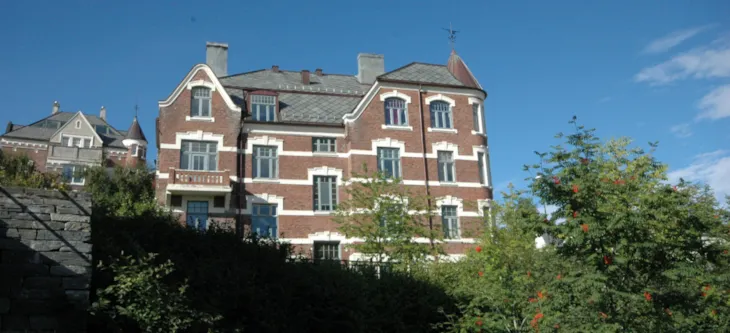 Steinberget 3 - fasade med tegl og hvite felt