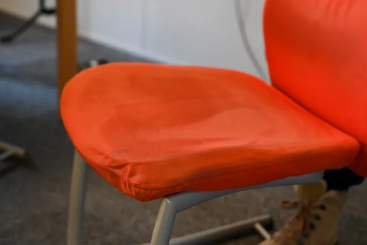 Bilde av en stol som er utslitt og trenger nytt trekk.