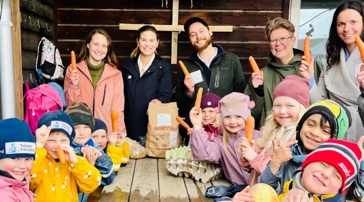 barn og voksne med gulrøtter i Nissekollen barnehage