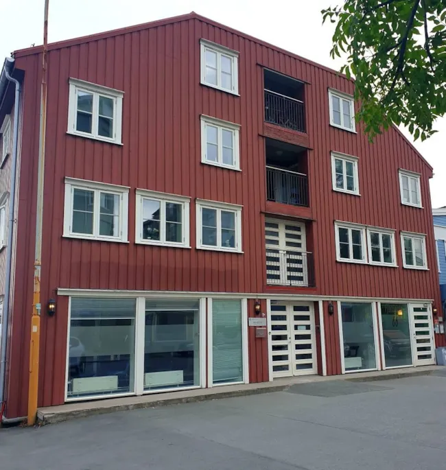 Fasaden til Mottak- og oppfølgingssenteret, Fjordgata 66