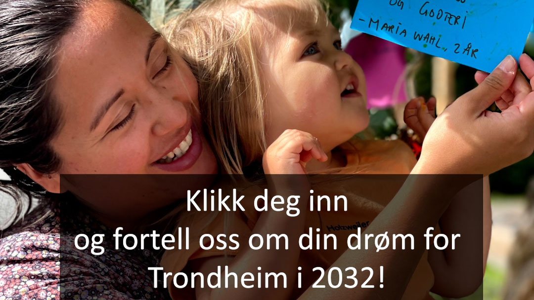 Mor og barn henger opp en lappe med sin drøm på ønsketreet