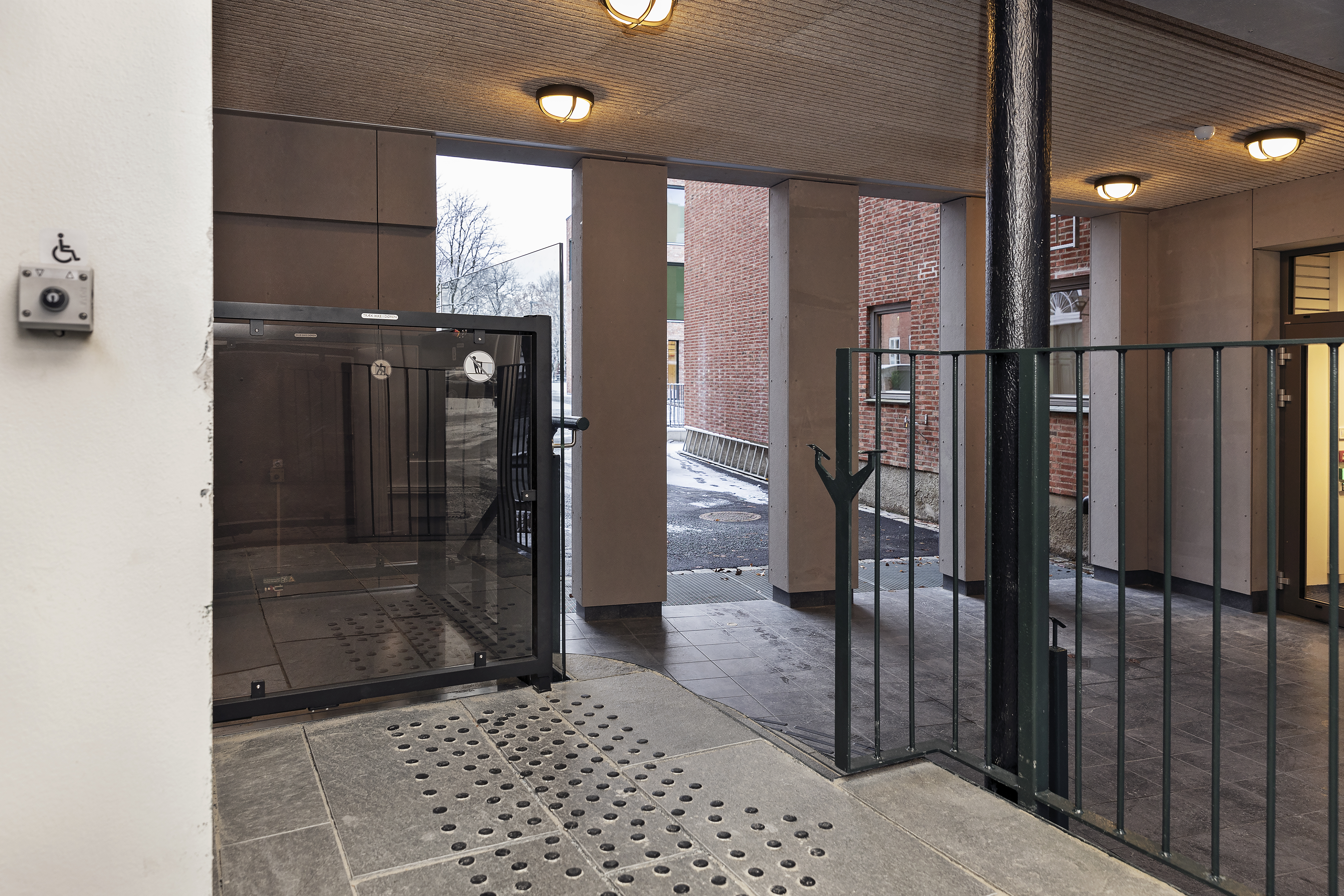 Trapp og l&oslash;fteplattform sett fra toppen av trappen