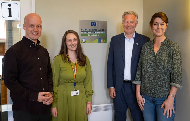 Øyvind Tanum, Line Ingebrigtsen Fjørstad, Erling Moe og Anne Marie Abelgaard med blanketten i rådhusets vestibyle.