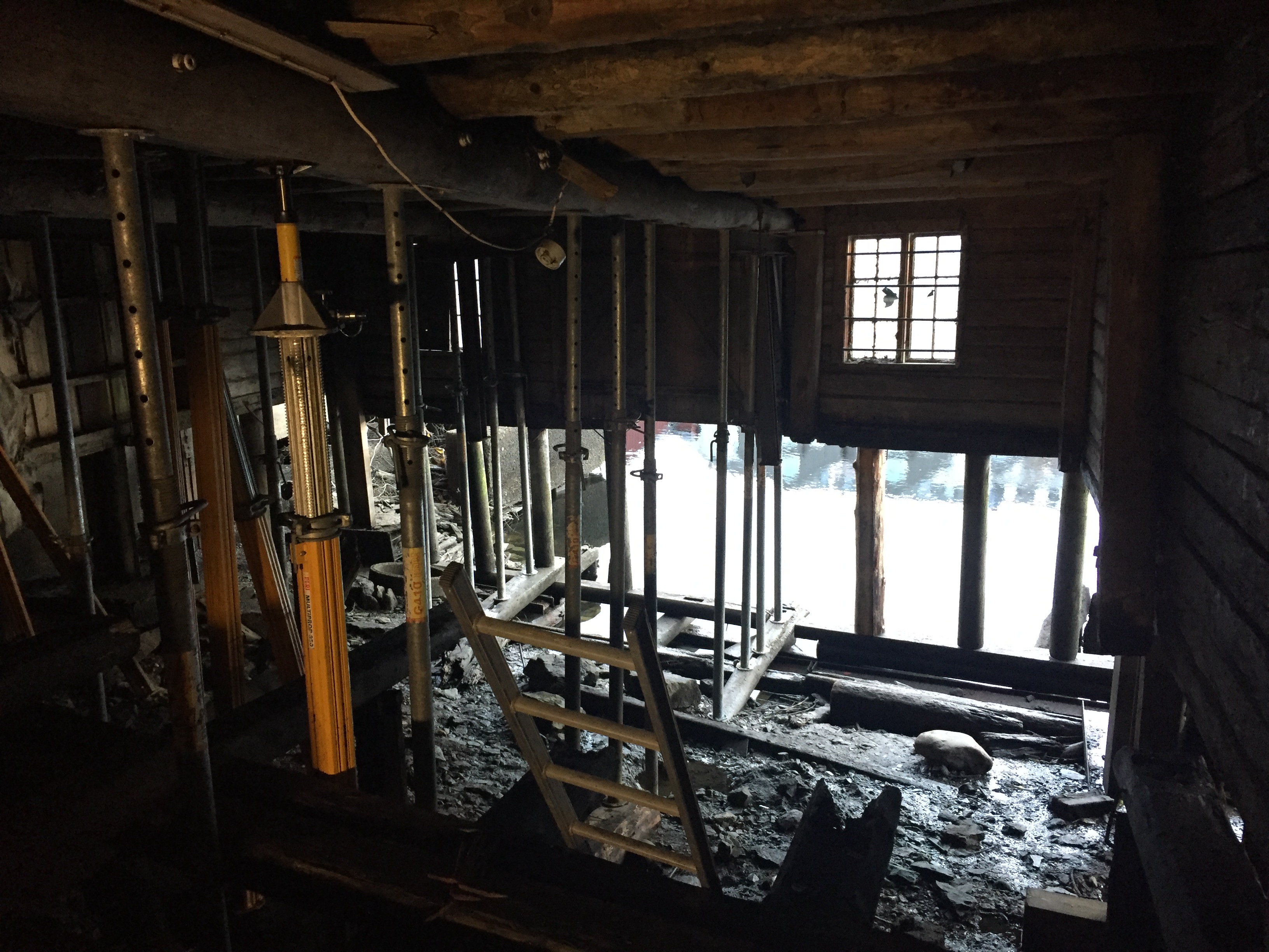 Et stilas p&aring; innsiden av brygga