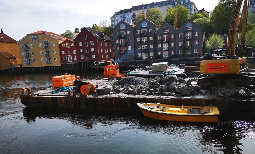 lekter på elva lastet med stein