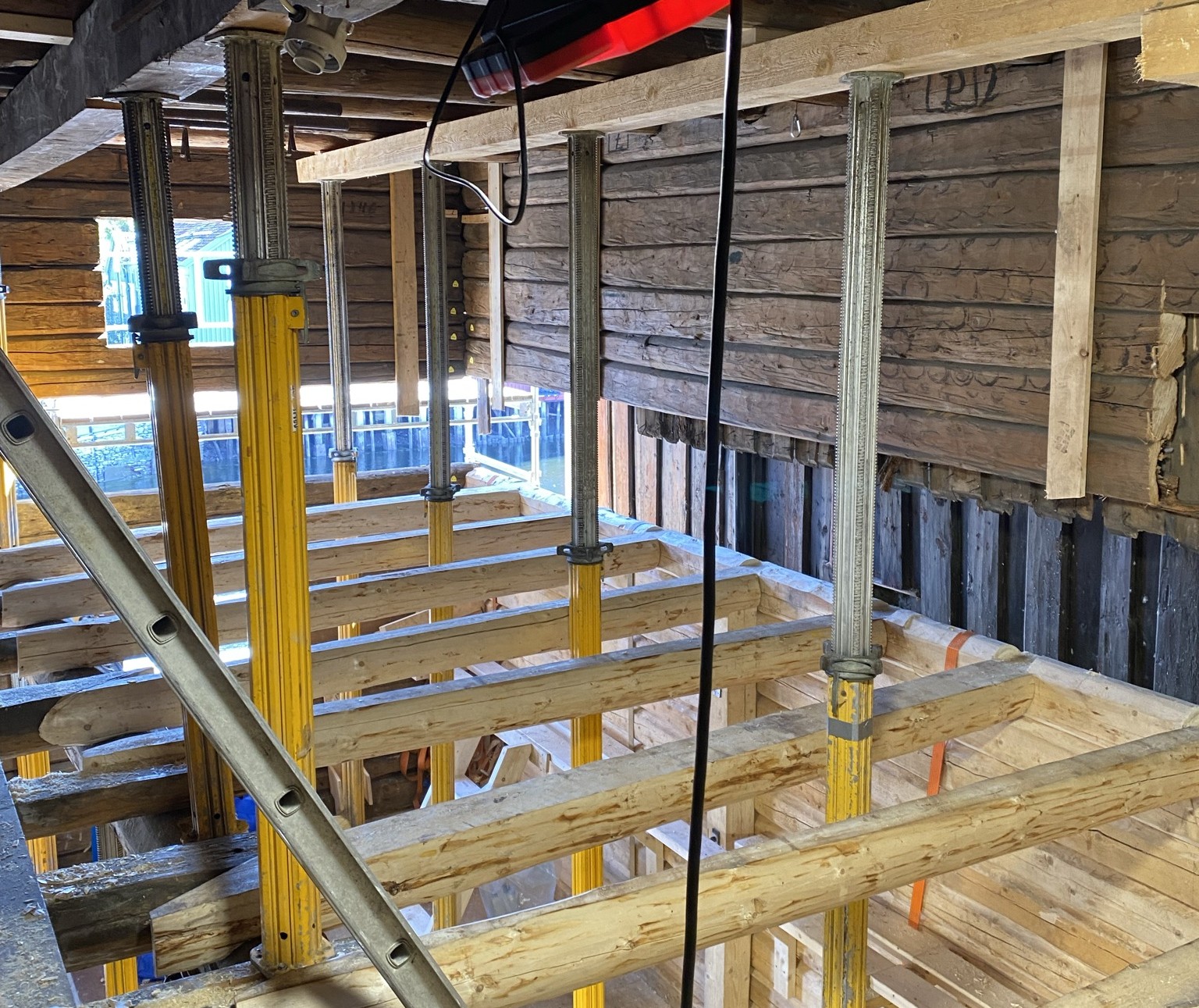 gammel og ny t&oslash;mmervegg