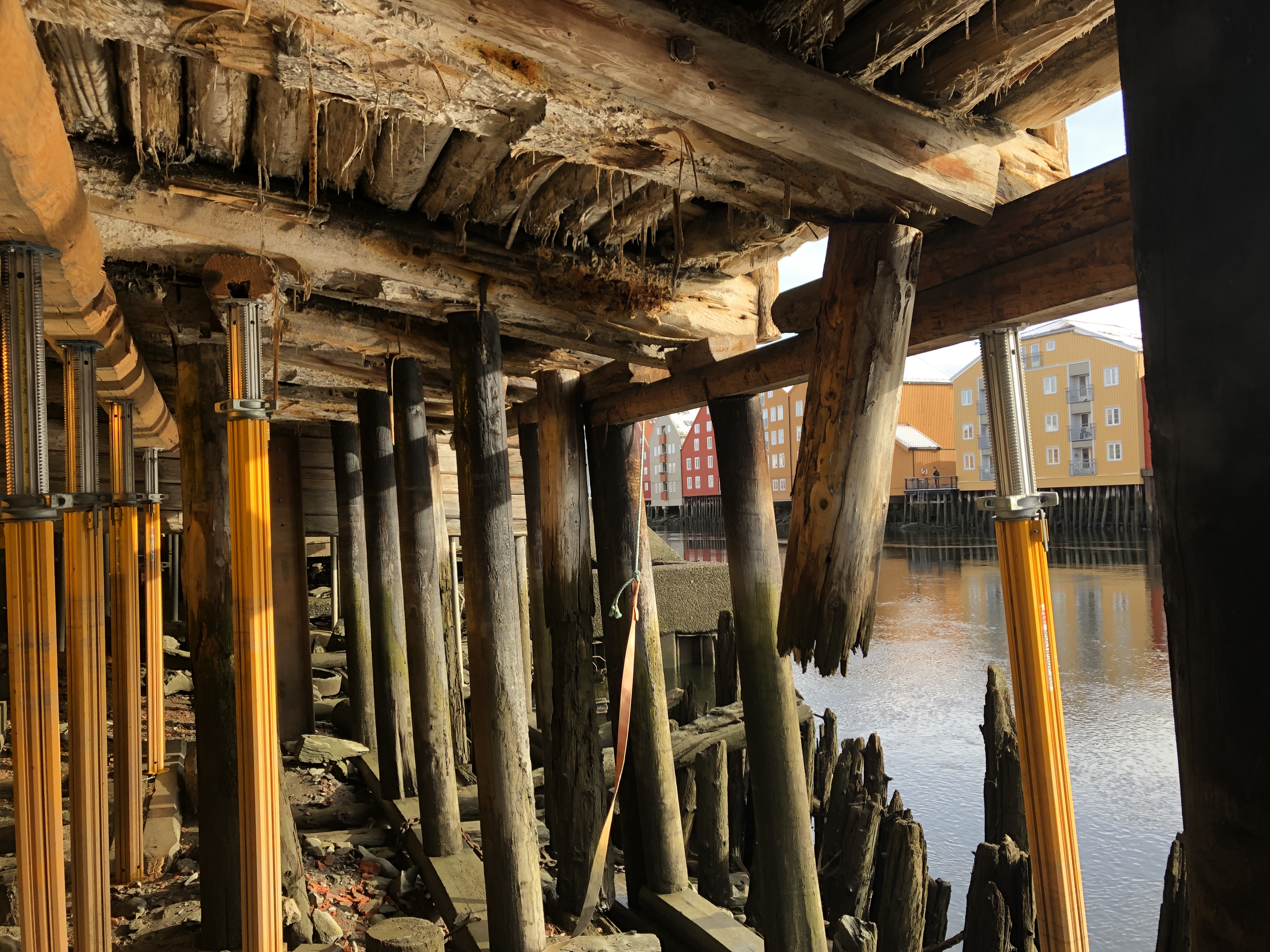 &Oslash;delagt stolper p&aring; utsiden ved elva