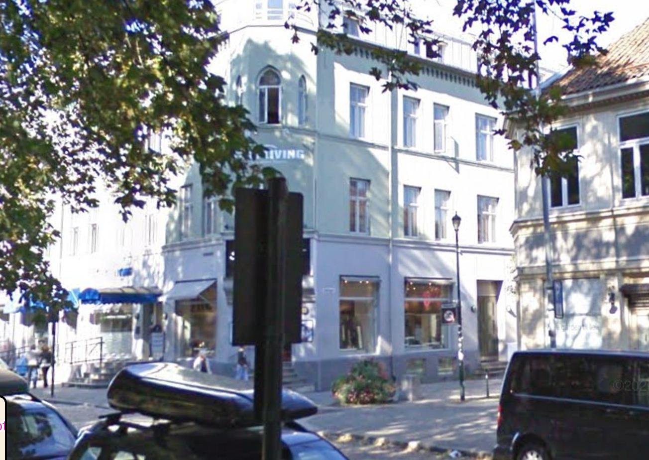 Bilde av en murgård med høy første etasje i Dronningens gate