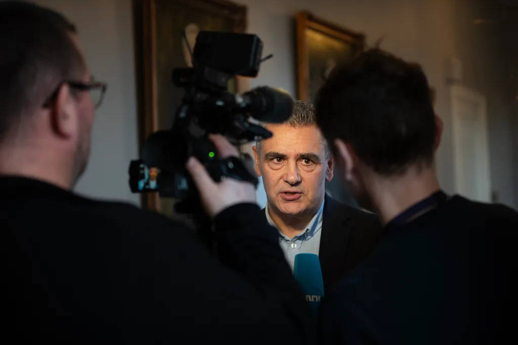 Lasse Arntsen blir intervjuet av media