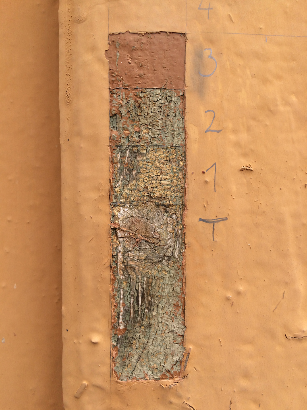 rosa vegg der maling er fjernet gradvis for å vise tidligere fargelag