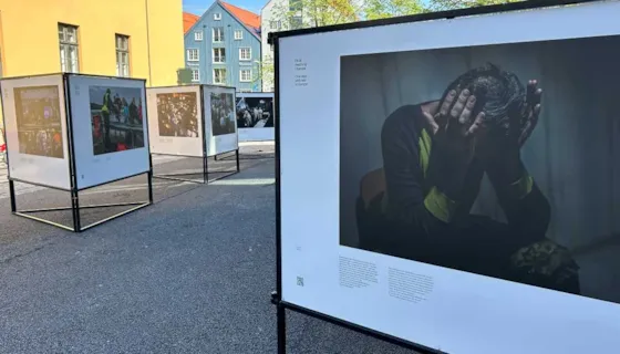 Bilde som viser fotoutstillingen "Ett år med krig i Europa" på Elsa Laula Renbergs plass.