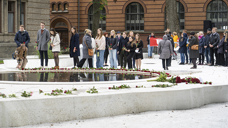 Roser til minne - på minnestedet i Tordenskioldsparken