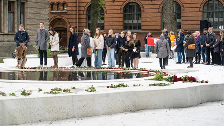 Roser til minne - på minnestedet i Tordenskioldsparken