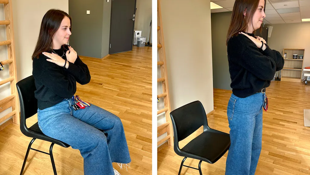 Fysioterapeut viser øvelse hvor hun sitter i stolen og reiser seg opp uten å bruke armene