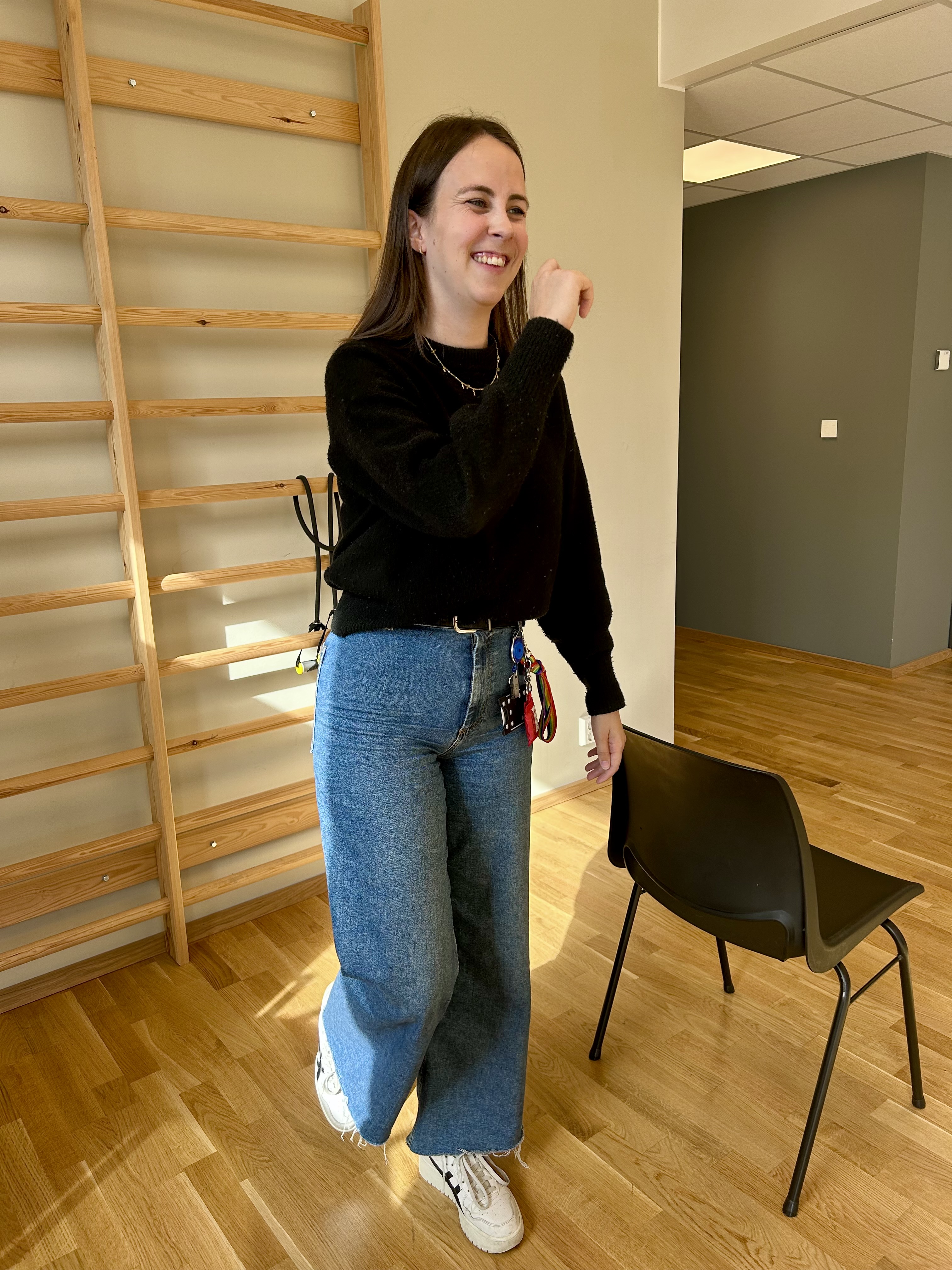 fysioterapeut viser &oslash;velse der hun st&aring;r p&aring; en fot og pusser tenner 