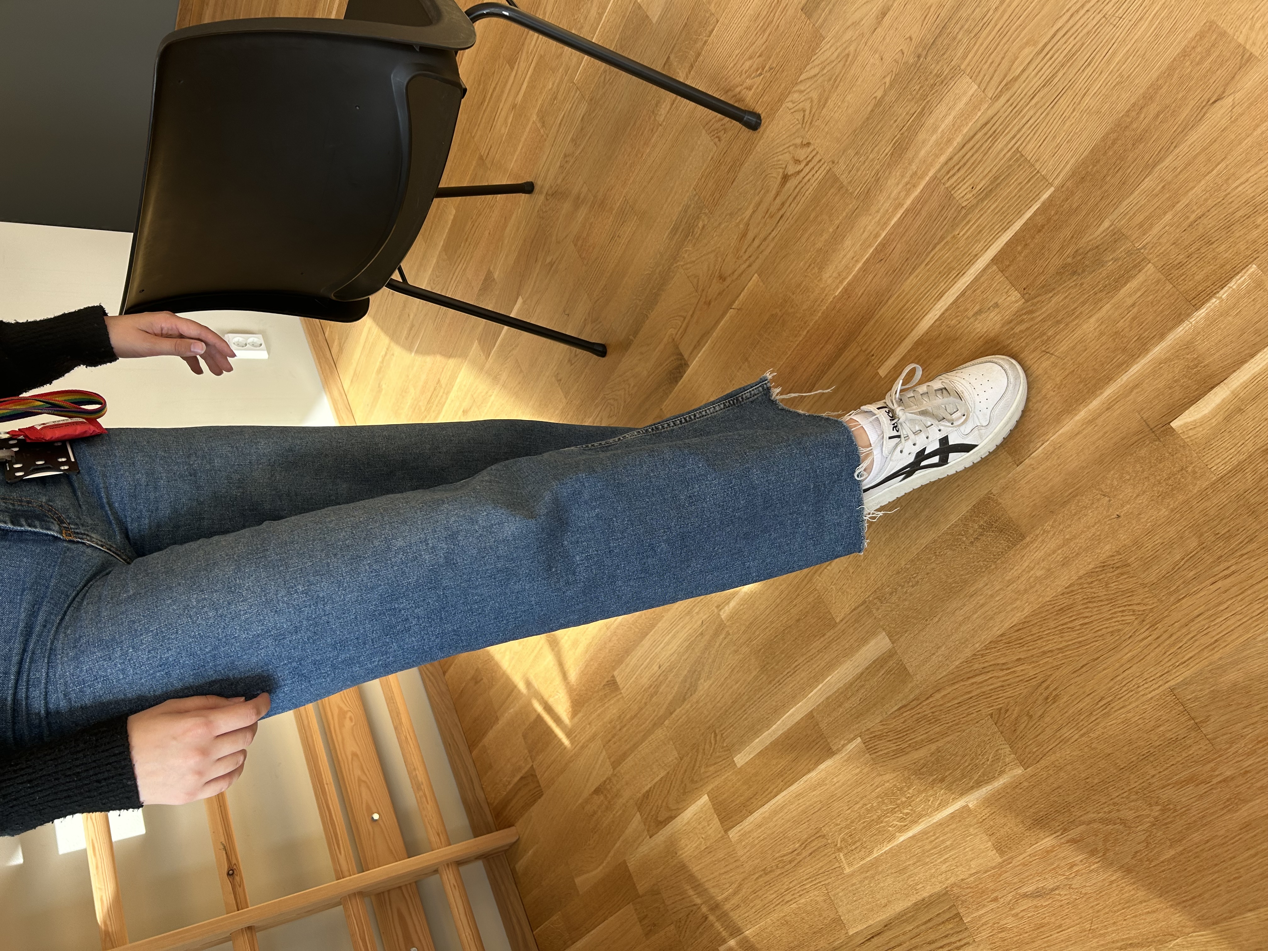 Fysioterapeuten strekker fram en fot.