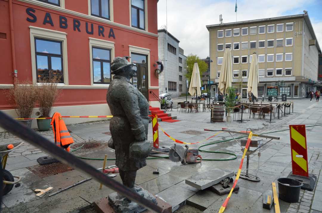 Torgkona med Torvet i bakgrunn