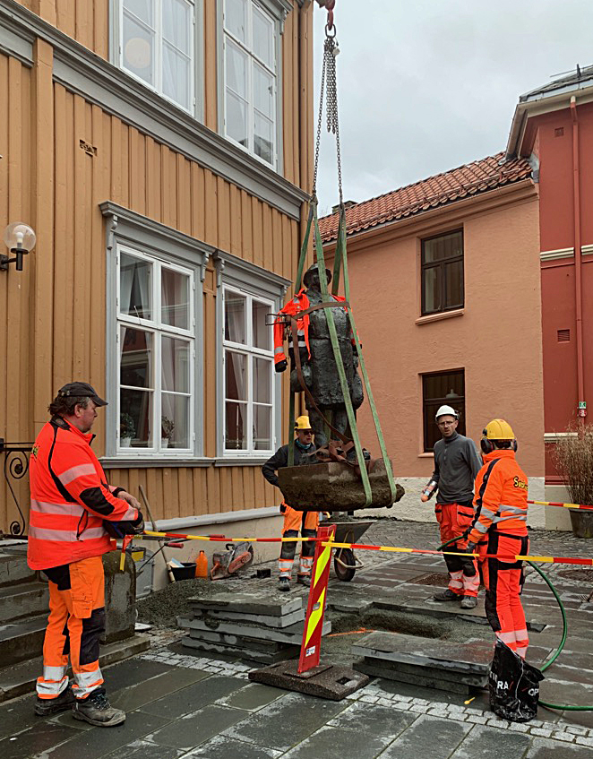 Torgkona løftes på plass