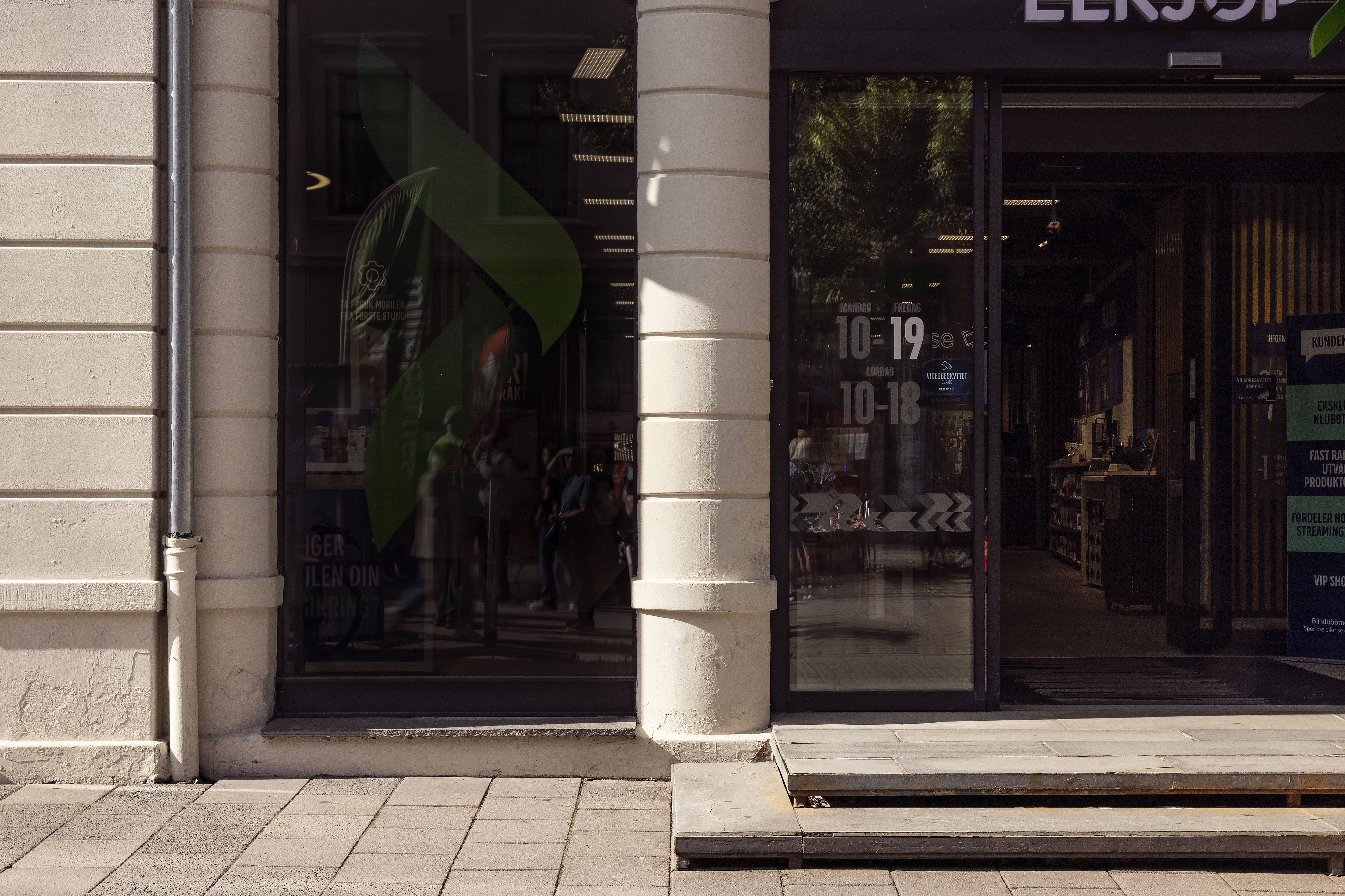 Bilde av trapp med baekenforliggende s&oslash;yle hvor det kunne ha v&aelig;rt etablert en h&aring;ndl&oslash;per