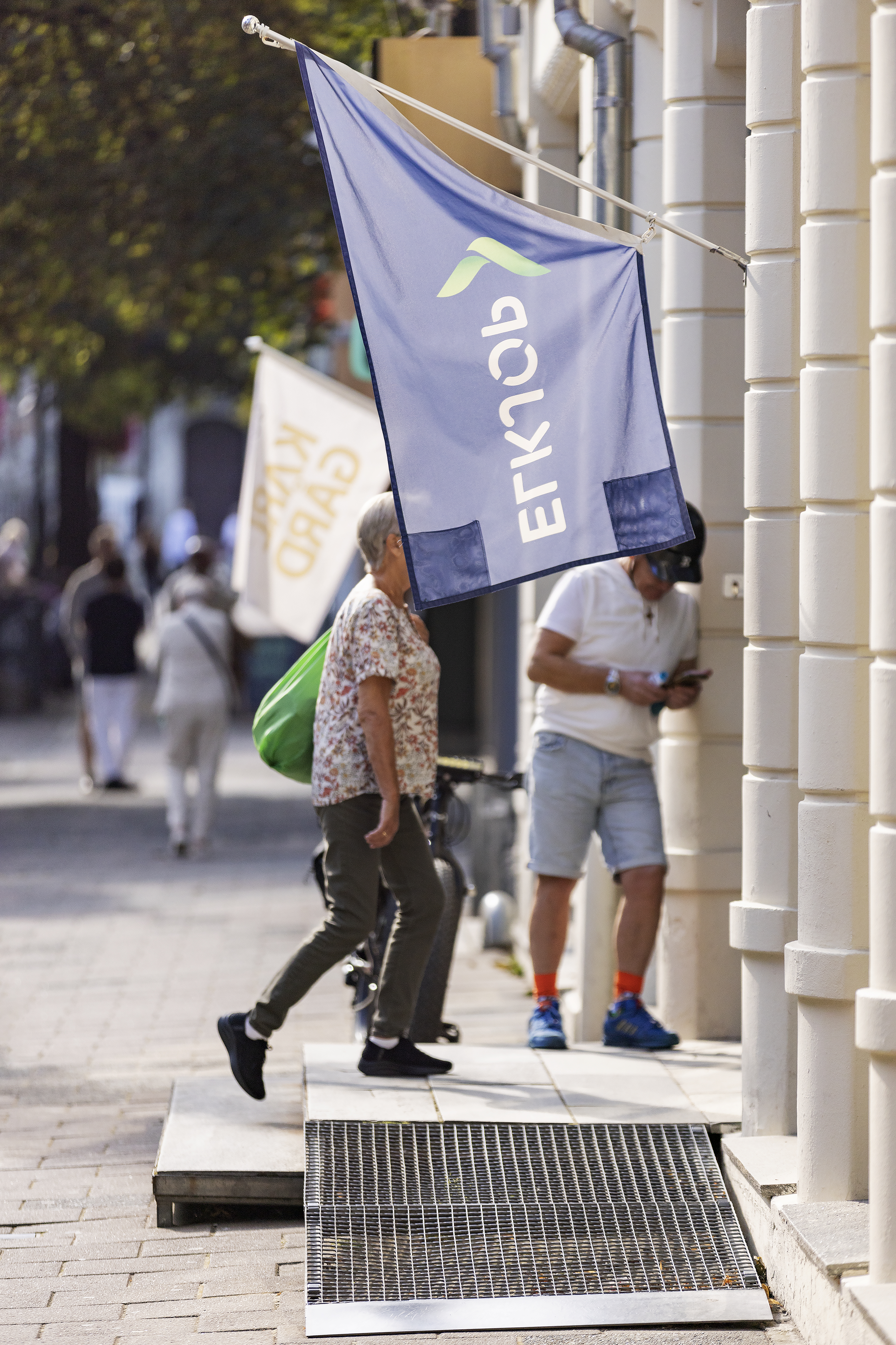 Logoflagg p&aring; fasade henger lavt og over rampe slik at man f&aring;r det i hodet dersom man benytter rampen