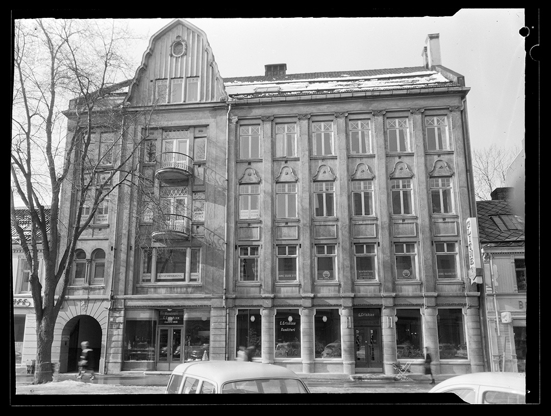 Foto i sort hvitt av bygningen fra 1956