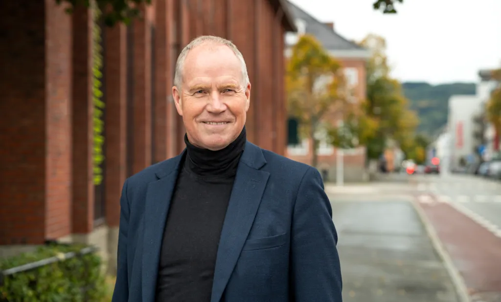 Kultur- og idrettsdirektør i Erling Skakkes gate foran Nordenfjeldske Kunstindustrimuseum.