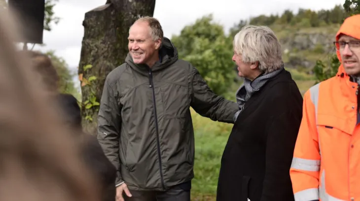 Bildet viser Kultur- og idrettsdirektør Ola By Rise og kunstner Geir Stormoen under markering i Korsvika.