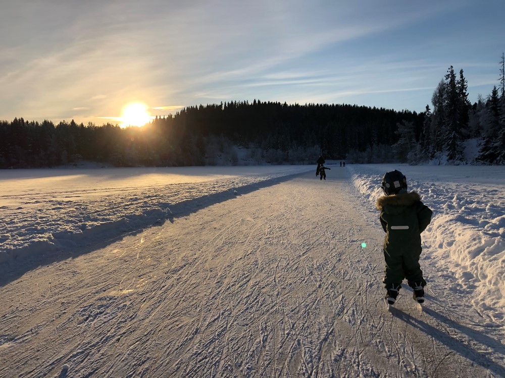 Barn g&aring;r p&aring; sk&oslash;yter
