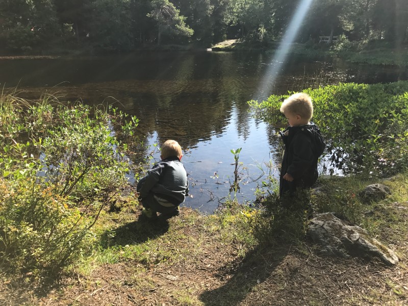 To barn ved vannkanten
