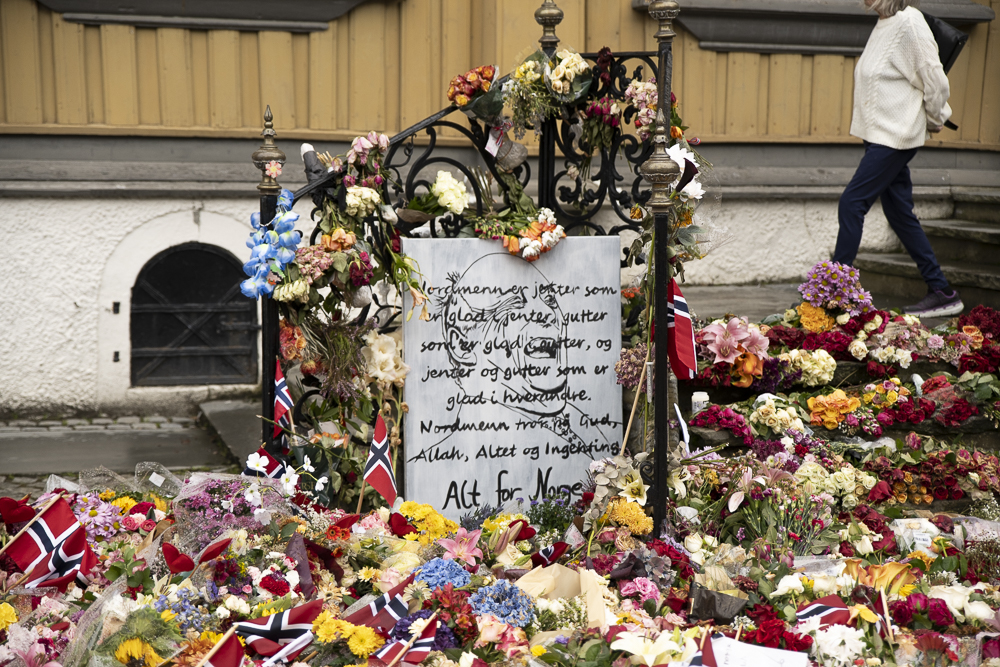 En plakat med kongen og mange blomster rundt
