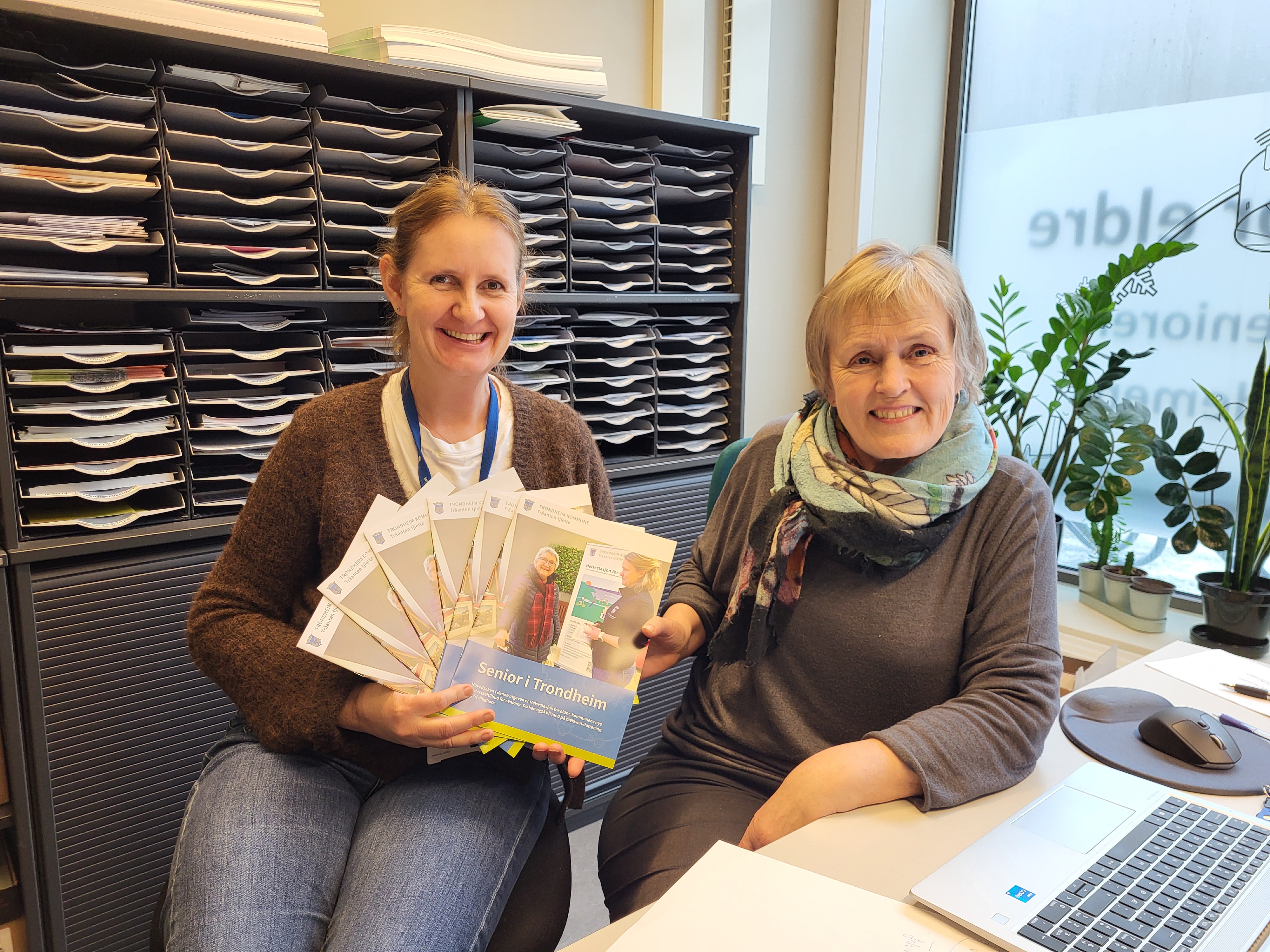 To kvinner viser fram det nye bladet Senior i Trondheim