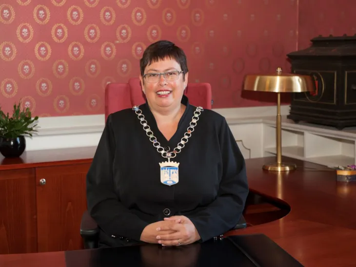 Bilde av sittende Rita Ottervik med ordførerkjedet på