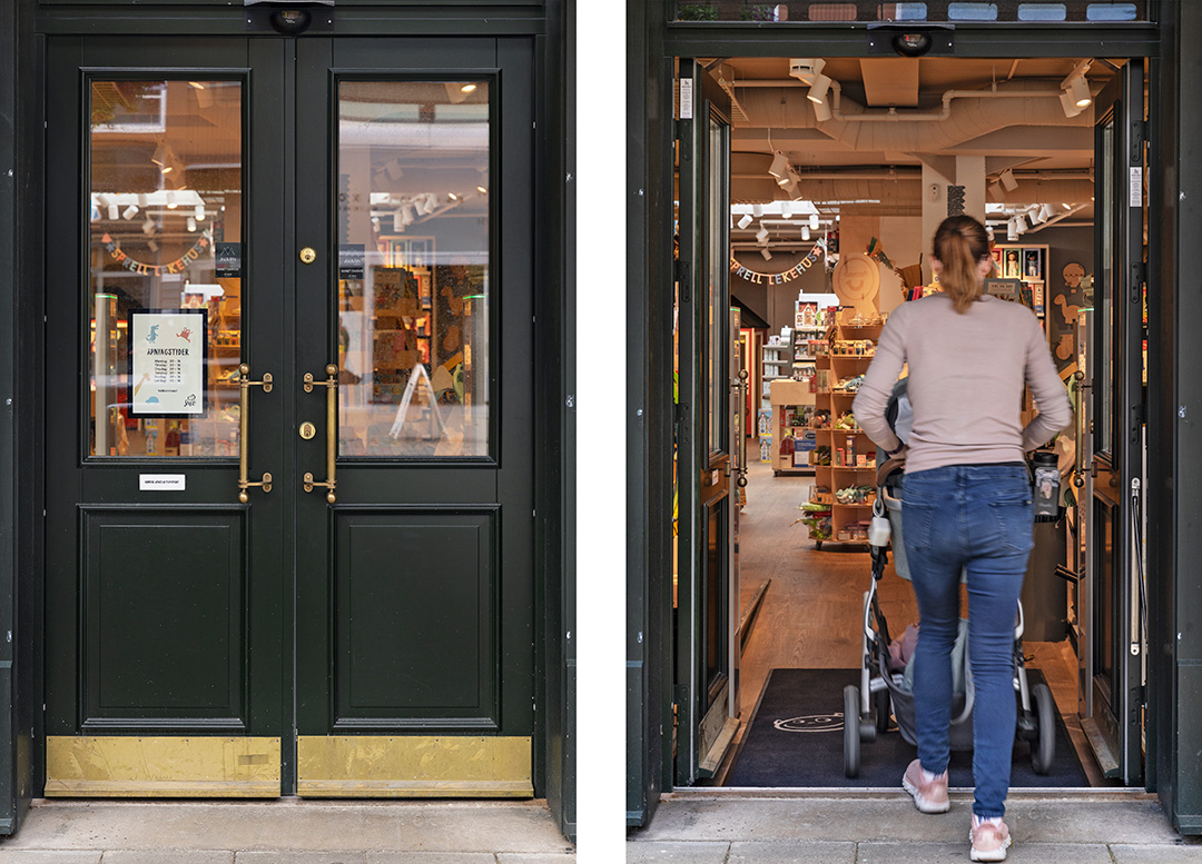 Bilde av d&oslash;r i lukket posisjon og i &aring;pen posisjon