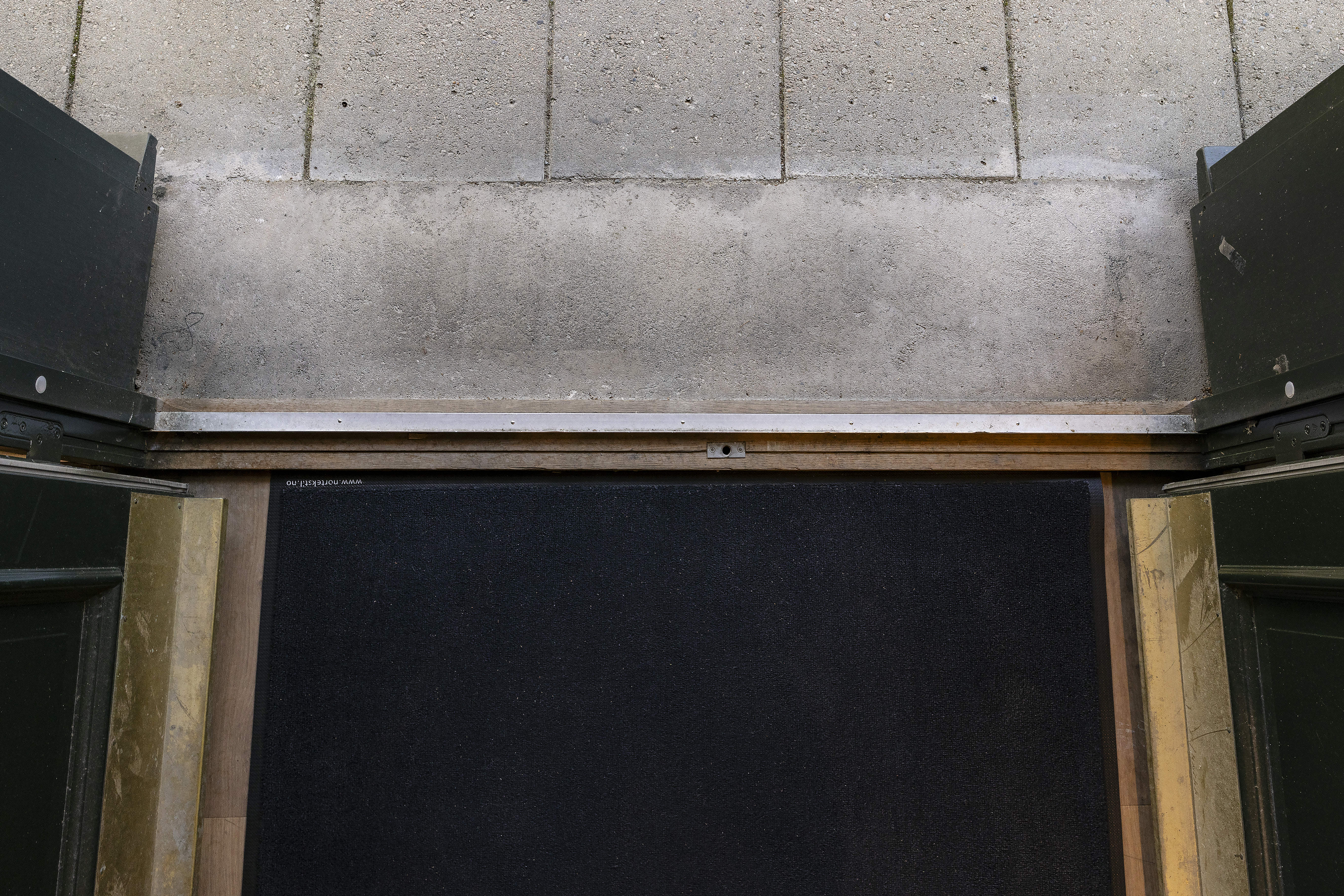 viser terskel g innvendig og utvendig dekk fotografert rett ovenfra