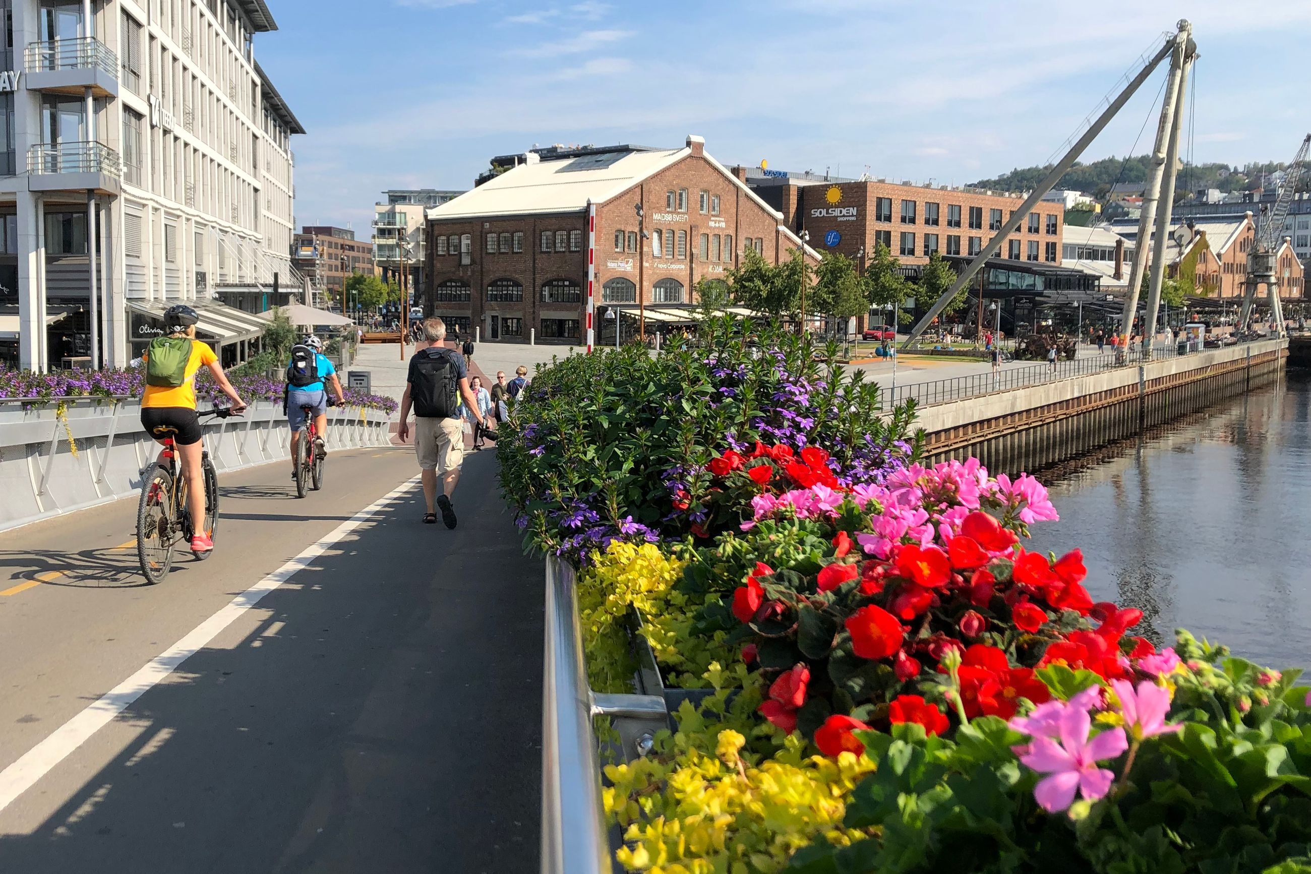 Bro med blomsterdekorasjon i forgrunnen