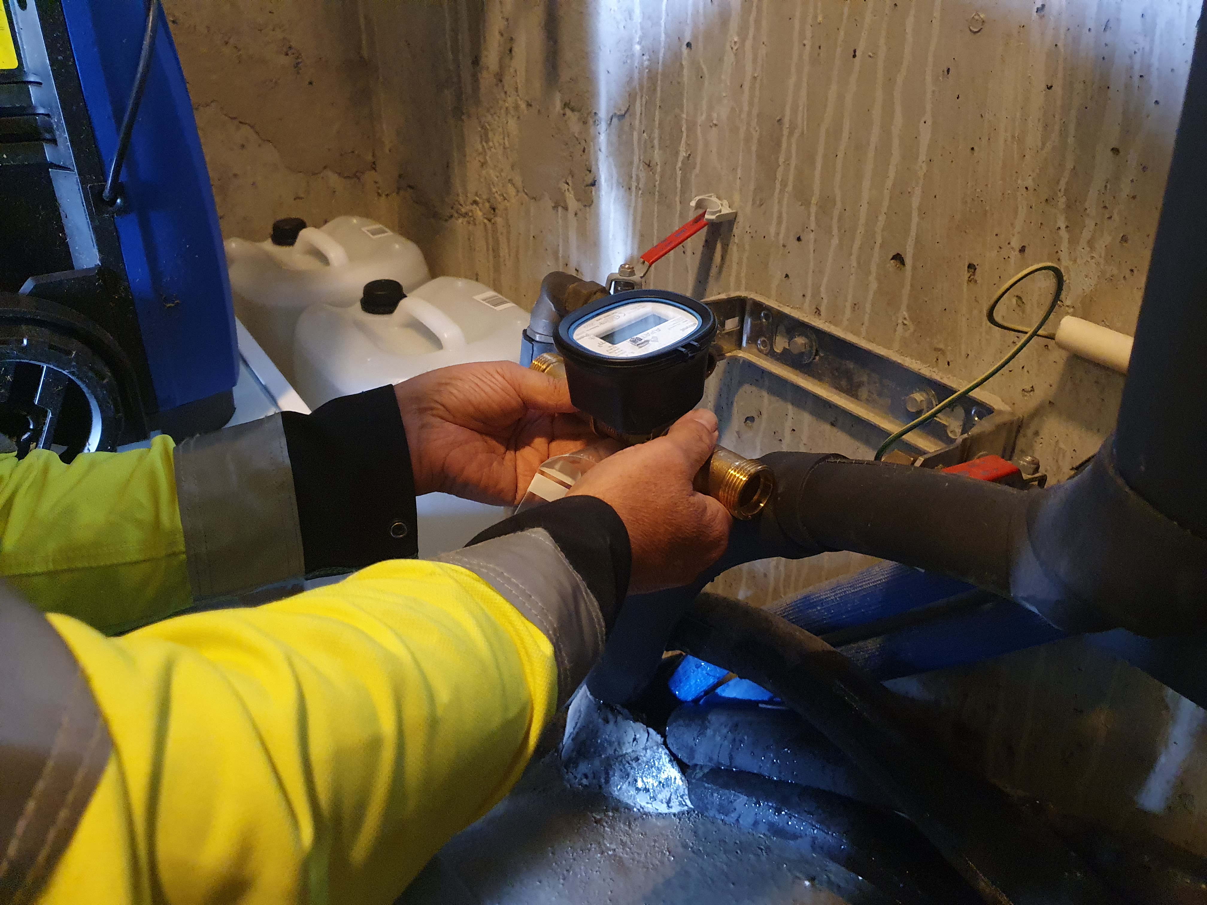 En tekniker installerer vannm&aring;ler