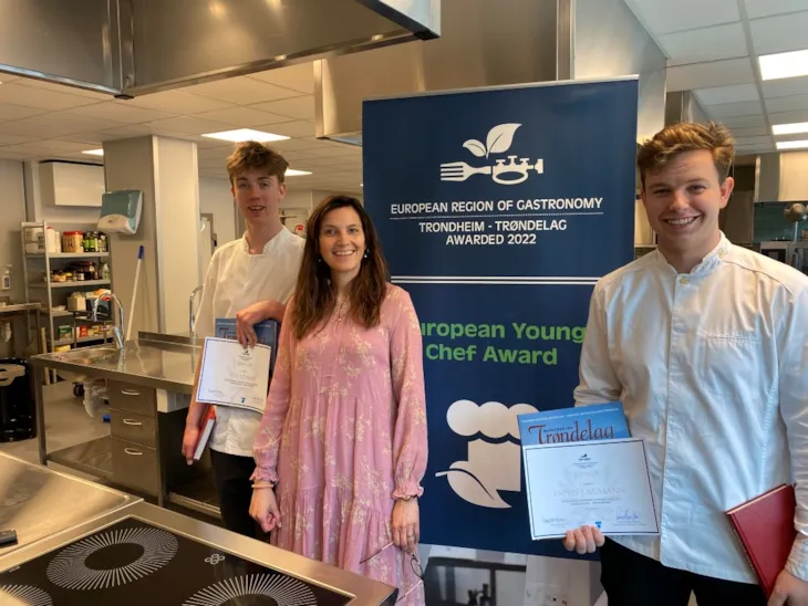 Bilde av deltaker Lui Lunøe, prosjektleder for ERG May Britt Hansen og vinner Espen Laumann