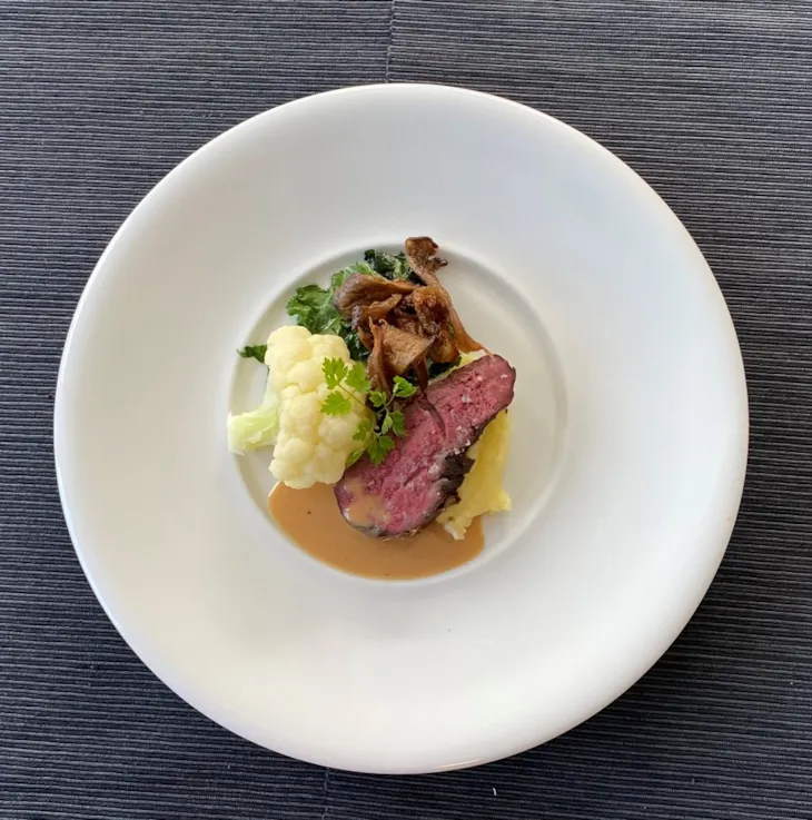 Nærbilde av hovedrett. Røkt plomme av Reinsdyr fra Røros