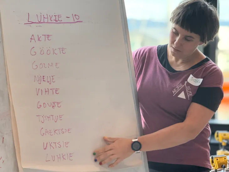 Dame viser hvordan tall skrives på samisk