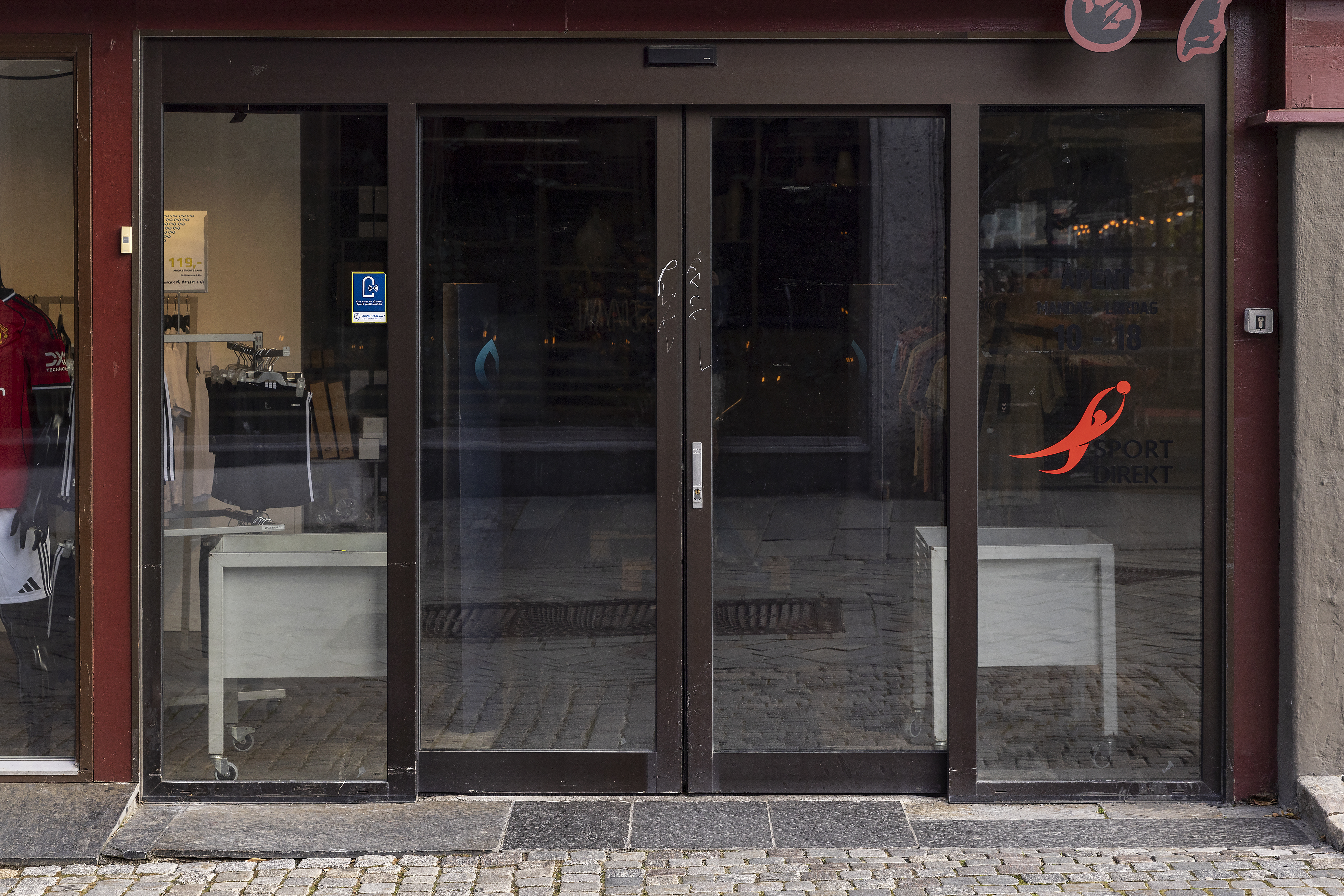 glassd&oslash;rene i lukket posisjon, kun et av fire felt er merket