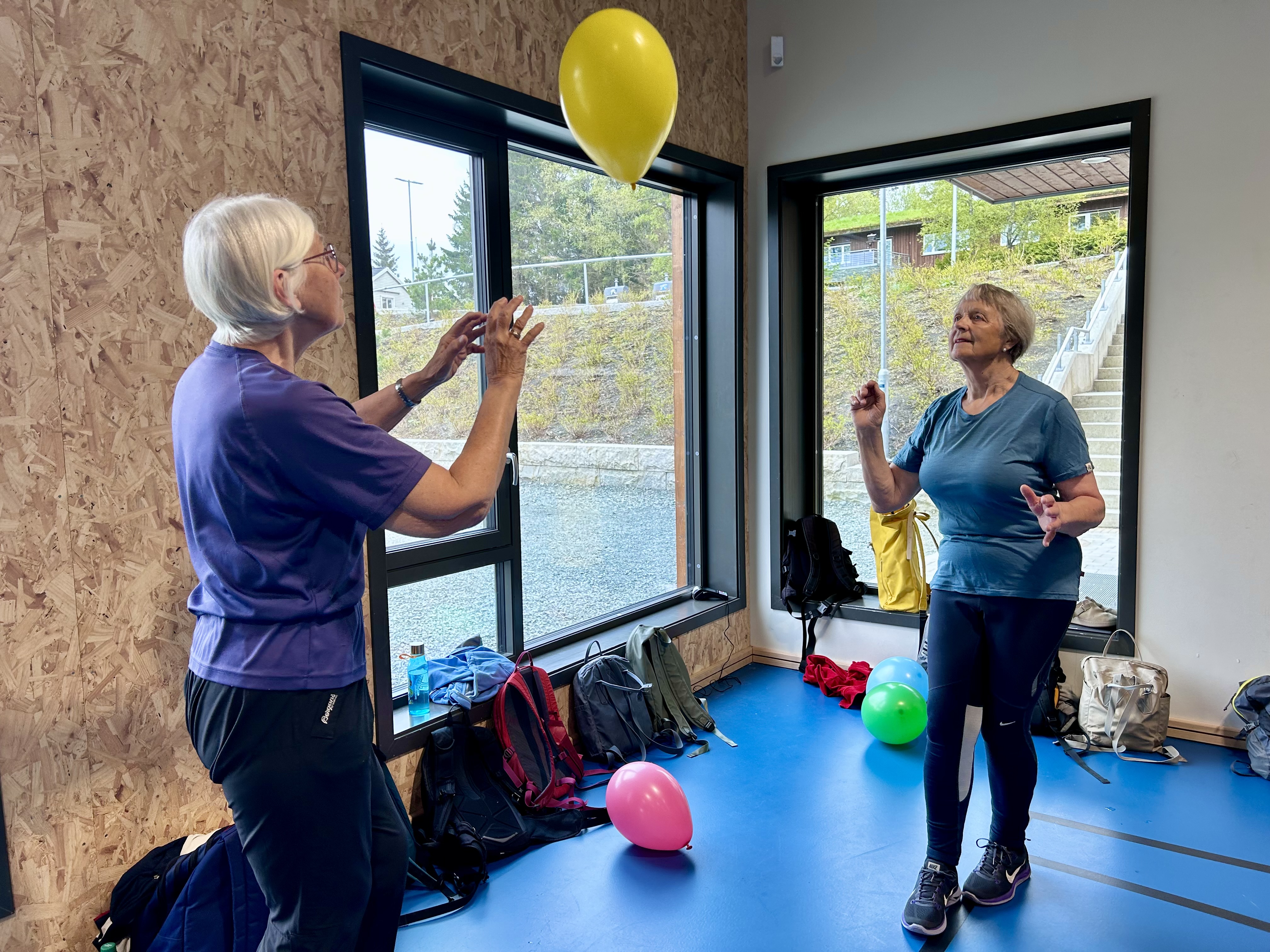 To damer dytter en ballong mellom seg 