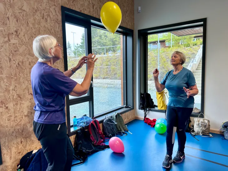 To damer dytter en ballong mellom seg