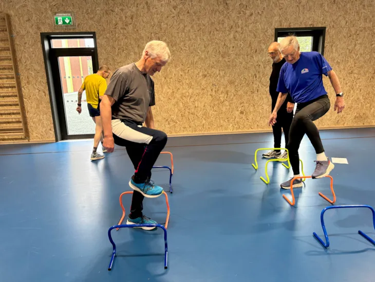 Noen menn går over hinder