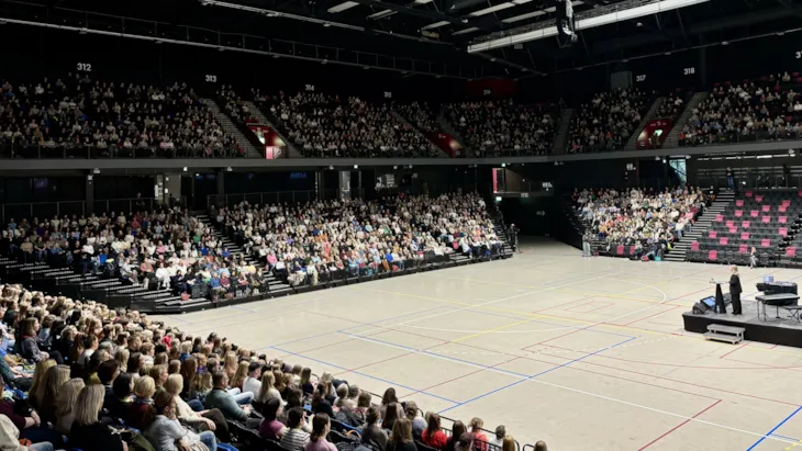Kommunalsjefen snakker til et fullsatt Trondheim spektrum.