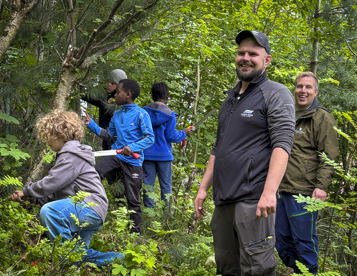 Andreas og Martin sammen med unge fra nærområdet, på jobb i Buranskogen.